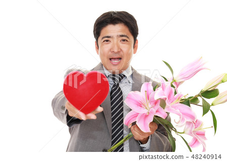 有心臟標記的一個微笑的人 有心臟標記的一個微笑的人 48240914