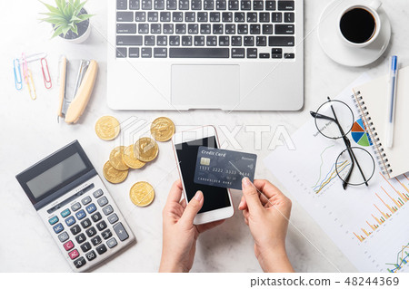 女性 手 信用卡 手機 記帳 消費 稅 支払う card phone payment mockup 48244369