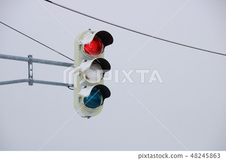 交通燈可以看到黃色部分的雪,照明時間比紅色和藍色短。 交通燈可以看到黃色部分的雪,照明時間比紅色和藍色短。 48245863