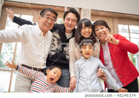 六個人帶著微笑的家庭通過金色的婚禮紀念面向他們伸出雙手來表達喜悅 48246374