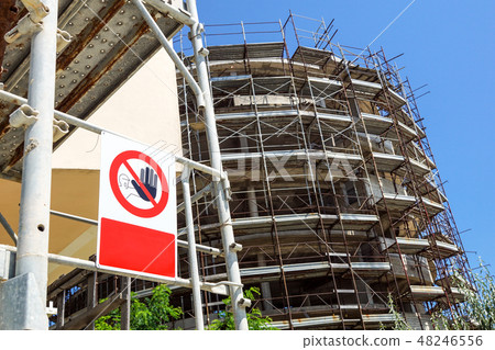 No entry sign on the fence in contruction site with house under construction 48246556