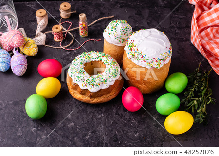 Easter cake and colorful eggs on a dark background Easter cake and colorful eggs on a dark background 48252076