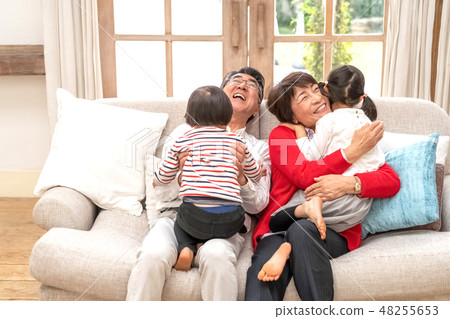 Grandparents who seem happy to embrace grandchildren who will return to their parents' home to see the New Year's grandfather Grandparents who seem happy to embrace grandchildren who will return to their parents' home to see the New Year's grandfather 48255653