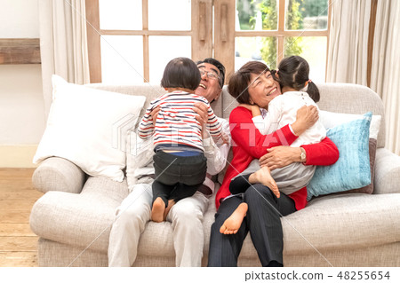 On New Year's Day grandparents who seem to be happy to hug their grandchild back home to see the grandfather's grandfather On New Year's Day grandparents who seem to be happy to hug their grandchild back home to see the grandfather's grandfather 48255654