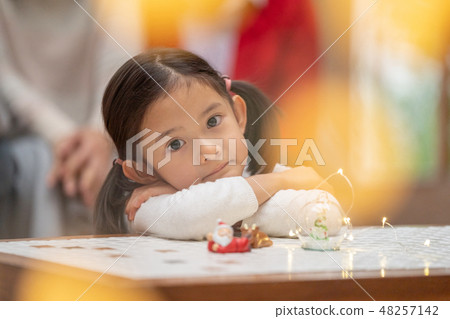 幼兒園誰是聖誕老人的聖誕禮物5歲的高級可愛女孩和Illuminations 48257142