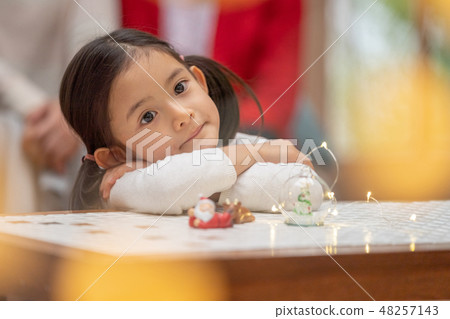 幼兒園誰是聖誕老人的聖誕禮物5歲的高級可愛女孩和Illuminations 48257143