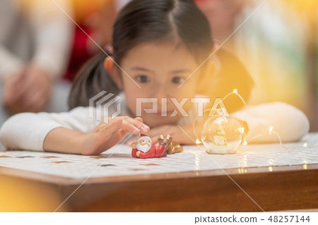 幼兒園誰是聖誕老人的聖誕禮物5歲的高級可愛女孩和Illuminations 48257144