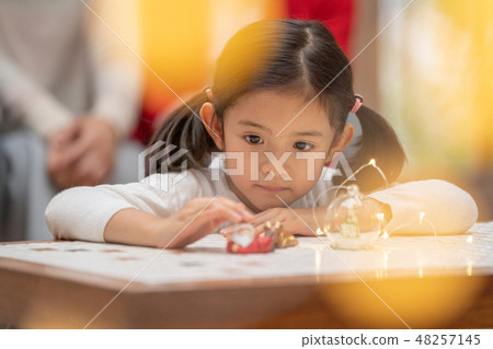 幼兒園誰是聖誕老人的聖誕禮物5歲的高級可愛女孩和Illuminations 48257145