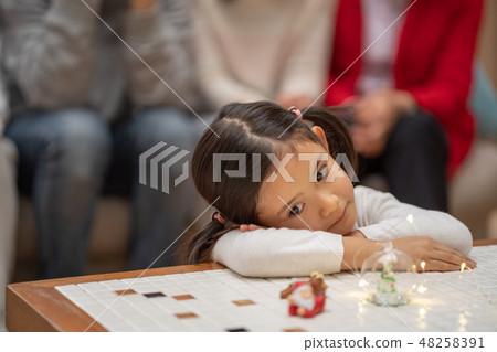 從等待聖誕節禮物的幼兒園孩子的俏麗的女孩從聖誕老人 從等待聖誕節禮物的幼兒園孩子的俏麗的女孩從聖誕老人 48258391