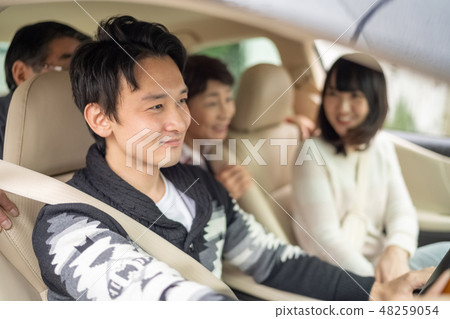 Four memorable newlyweds and married couples who take home to their parents on an anniversary and bring older parents to a traveling drive with a smile Four memorable newlyweds and married couples who take home to their parents on an anniversary and bring older parents to a traveling drive with a smile 48259054