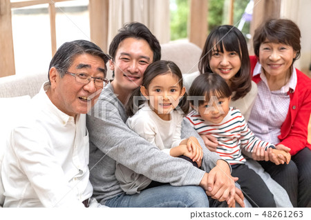 每次我回家給我的父母和三代家庭帶回家的紀念照片帶著微笑 48261263