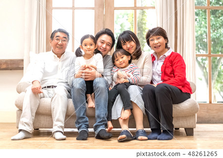 每次我回家給我的父母和三代家庭帶回家的紀念照片帶著微笑 每次我回家給我的父母和三代家庭帶回家的紀念照片帶著微笑 48261265