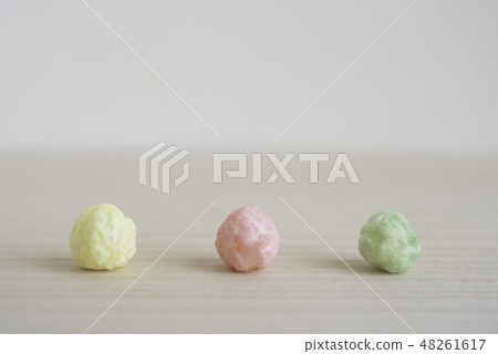 Coloring the Hinamatsuri, the colon on the table and the cute roundness of three colors 48261617