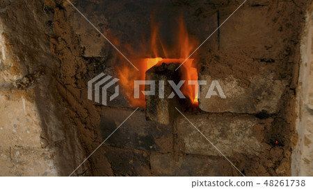 火焰通過瓷窯洩漏 火焰通過瓷窯洩漏 48261738