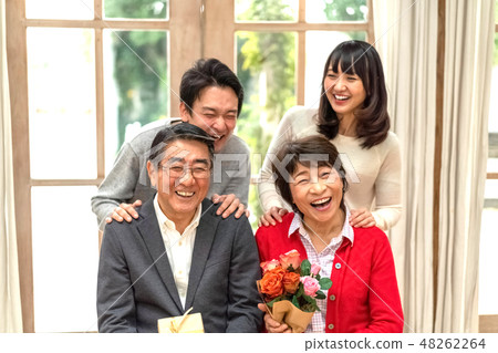 Father's Day Mother's Day bouquet gifts filial daughter son and daughter couple smiling family friends family sample Father's Day Mother's Day bouquet gifts filial daughter son and daughter couple smiling family friends family sample 48262264