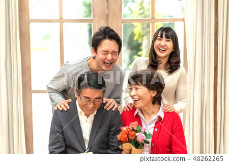父親節母親節花束禮物孝順女兒兒子和女兒夫婦微笑的家庭朋友家庭樣品 父親節母親節花束禮物孝順女兒兒子和女兒夫婦微笑的家庭朋友家庭樣品 48262265