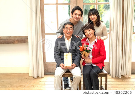 父親節母親節花束禮物孝順女兒兒子和女兒夫婦微笑的家庭朋友家庭樣品 父親節母親節花束禮物孝順女兒兒子和女兒夫婦微笑的家庭朋友家庭樣品 48262266