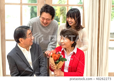 父親節母親節花束禮物孝順女兒兒子和女兒夫婦微笑的家庭朋友家庭樣品 48262273