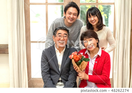 Father's Day Mother's Day bouquet gifts filial daughter son and daughter couple smiling family friends family sample Father's Day Mother's Day bouquet gifts filial daughter son and daughter couple smiling family friends family sample 48262274