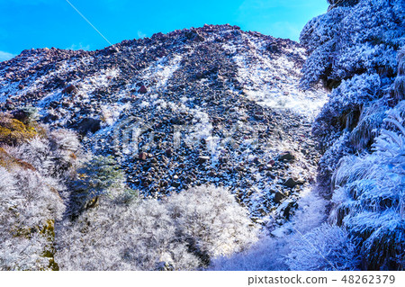 Kirisawa (winter scenery of Unzendake and hoarfrost) [Unzen City, Nagasaki Prefecture] 48262379