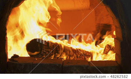 在傳統窯燒的木柴 48262582