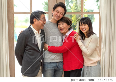 一個強大的父母和孩子以及四個家庭帶著笑聲吹走一切的美妙笑容 48262770