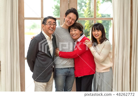 一個強大的父母和孩子以及四個家庭帶著笑聲吹走一切的美妙笑容 48262772