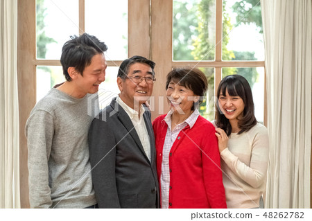 一個強大的父母和孩子以及四個家庭帶著笑聲吹走一切的美妙笑容 一個強大的父母和孩子以及四個家庭帶著笑聲吹走一切的美妙笑容 48262782