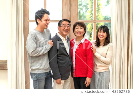 一個強大的父母和孩子以及四個家庭帶著笑聲吹走一切的美妙笑容 一個強大的父母和孩子以及四個家庭帶著笑聲吹走一切的美妙笑容 48262786