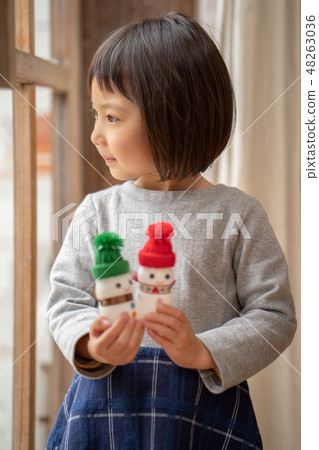 一個漂亮女孩的孩子將在幼兒園聖誕晚會上炫耀她手工製作的雪人 48263036