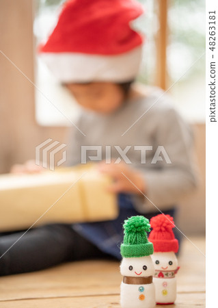 一個漂亮的女孩似乎很高興收到聖誕禮物幼兒園的孩子 48263181