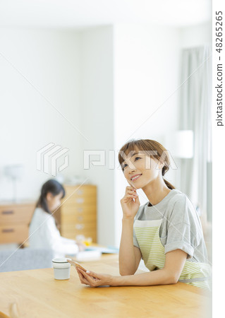 Housewife smartphone 48265265