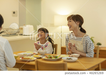 Family dinner 48265269
