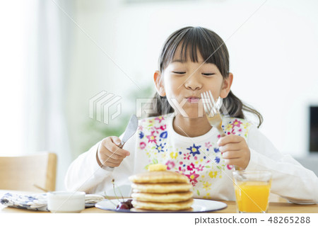 Girls pancake 48265288