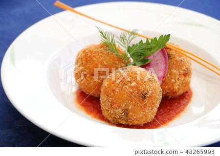 Arancini(著名意大利和西西里人的米飯炸肉餅) Arancini(著名意大利和西西里人的米飯炸肉餅) 48265993