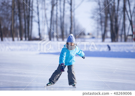 女孩去滑冰 48269006