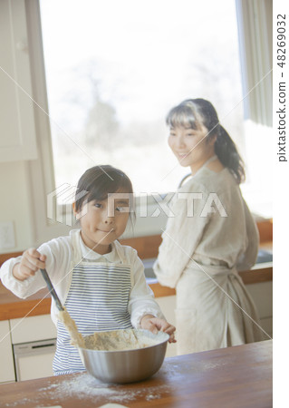 Kitchen with parent and child Kitchen with parent and child 48269032