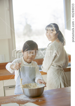 Kitchen with parent and child Kitchen with parent and child 48269033