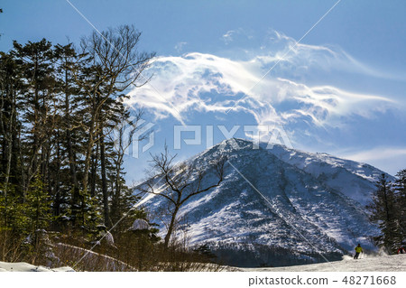雲彩流動,當打旋在長野縣天空山壟溝時 雲彩流動,當打旋在長野縣天空山壟溝時 48271668
