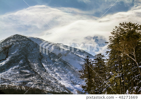 雲彩流動,當打旋在長野縣天空山壟溝時 雲彩流動,當打旋在長野縣天空山壟溝時 48271669