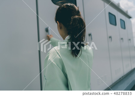 one person, female, lady 48278833