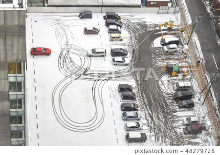 下雪的停車場 48279728