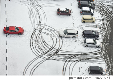下雪的停車場 下雪的停車場 48279731