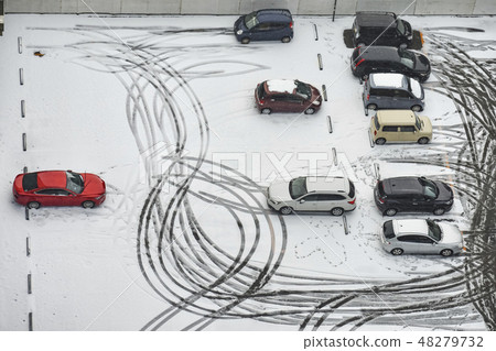 下雪的停車場 48279732