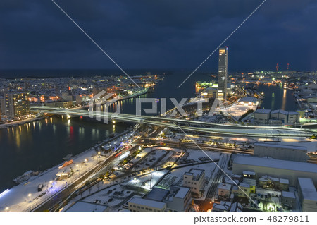 新潟市的冬天的夜景(從媒體商店樓的北側看) 新潟市的冬天的夜景(從媒體商店樓的北側看) 48279811