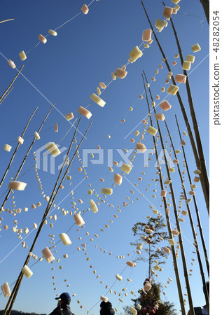 Rice cake and blue sky 48282054