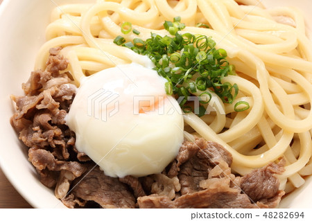 Beef (domestic black cattle wagyu) Topping buckwheat noodles (cold) and warm balls. 48282694