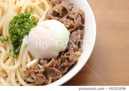 Beef (domestic black cattle wagyu) Topping buckwheat noodles (cold) and warm balls. Beef (domestic black cattle wagyu) Topping buckwheat noodles (cold) and warm balls. 48282696