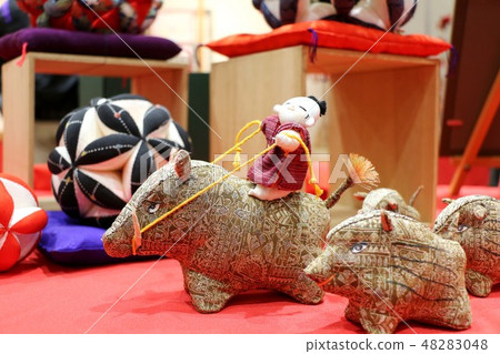 Holded doll 48283048