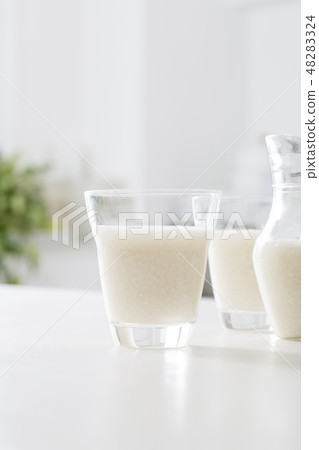 Cold sweet sake 48283324
